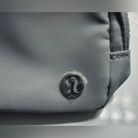 NWT Lululemon Everywhere Belt Bag Silver Drop Extended Strap Cute Hands Free - Picture 4 of 8